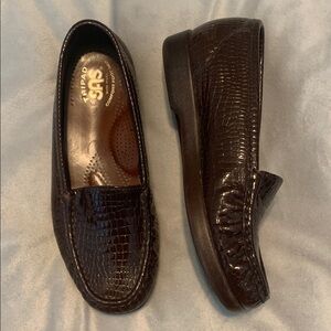 SAS womens Dark Brown Croc-Embossed Loafers slip on size 6.5 WW simplify
